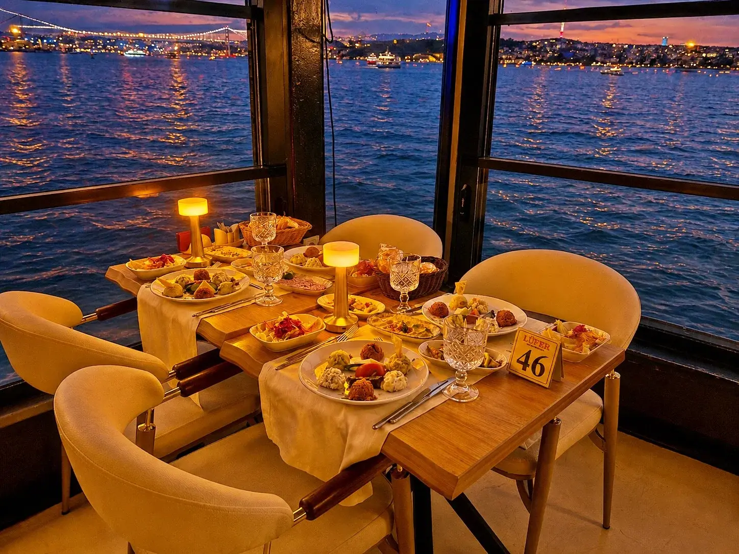 | Pencere Kenarı Masa | VIP Salon, VIP Menü, Alkolsüz İçecek ve Özel Masalarda Buluşma Noktası