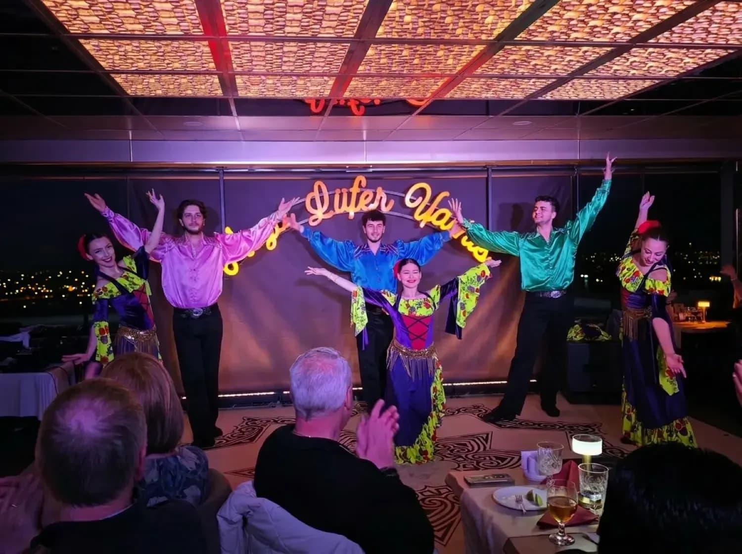 Bosporus-Dinner-Kreuzfahrt und Show mit Standardmenü, unbegrenzten Softdrinks und Hoteltransfer an privatem Tisch