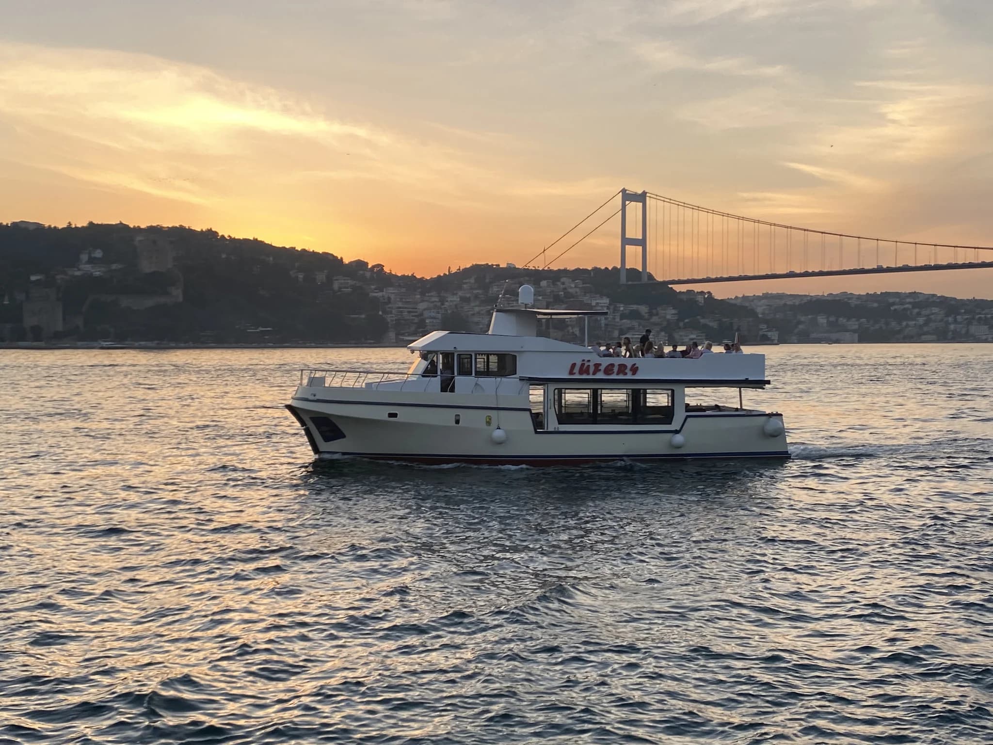 İstanbul: Bosphorus Small-Group Sunset Sightseeing Cruise & Audio Guide w/Snack