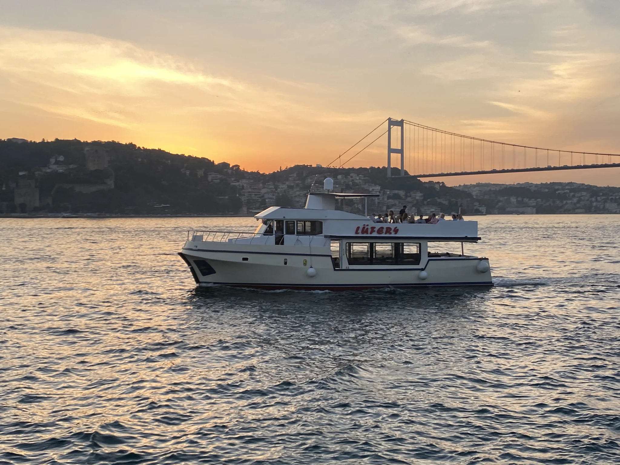 İstanbul: Bosphorus Small-Group Sunset Sightseeing Cruise & Audio Guide w/Snack